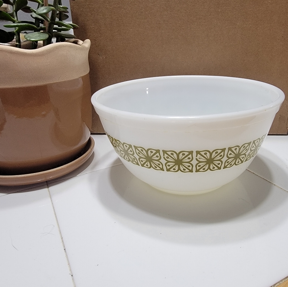 Pyrex 402 mixing bowl